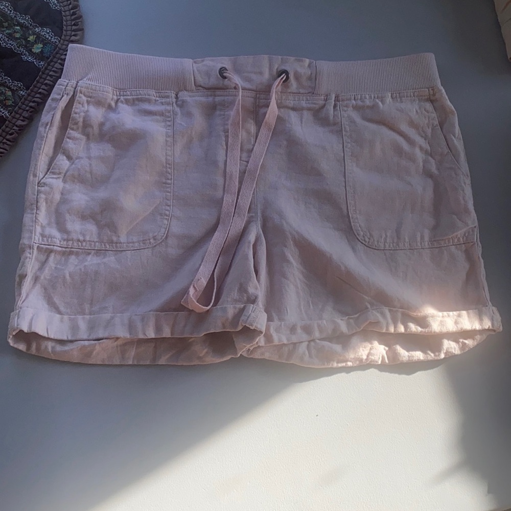 Light pink shorts, size L! Has elastic waistband with strings and pockets.